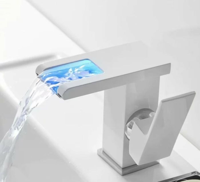 Смеситель для раковины светодиодный VALESO NSB015 белый