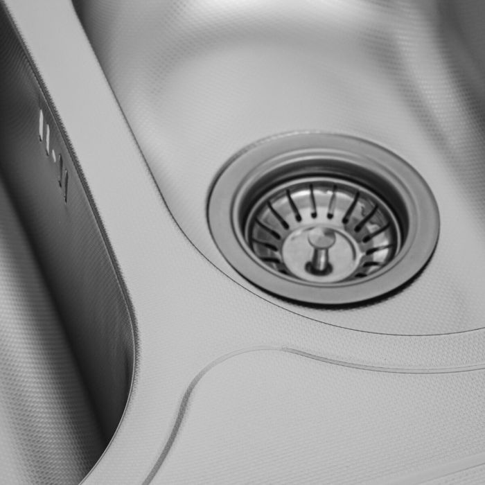 Кухонная мойка из нержавеющей стали Platinum ДЕКОР 7050D (0,8/180 мм), L