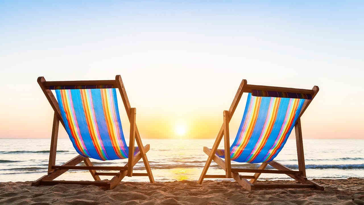 Как выбрать шезлонг для отдыха на пляже, в саду и на даче